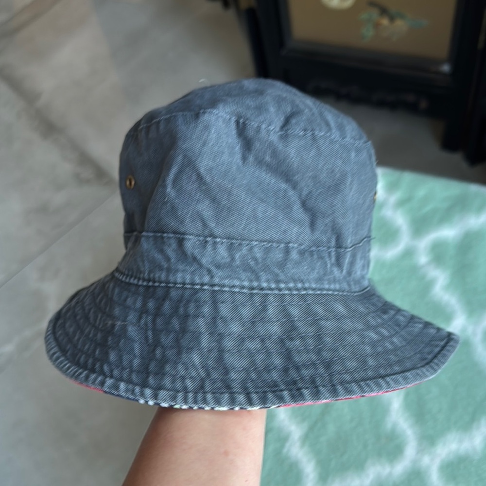 Reversible cotton Floral and plain gray Bucket Hat in Red and Blue - Picture 4 of 5